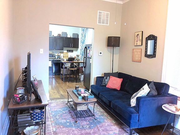 2nd image of 1944 N Wood St #1R