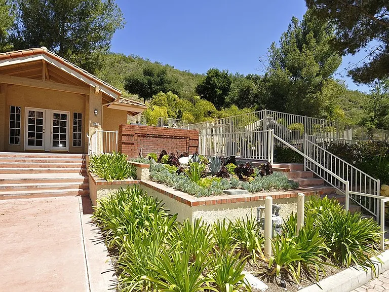 3055 E Hillcrest Dr — Photo 29