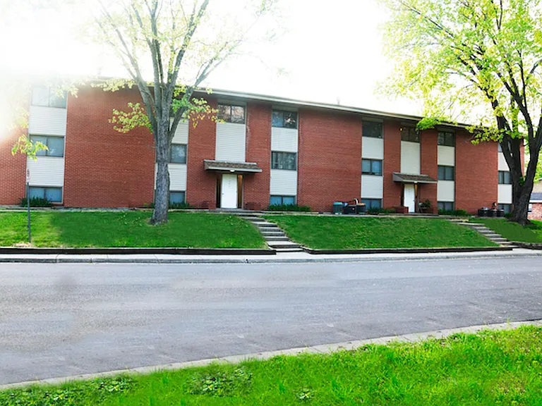 1021 Southpark Dr — Photo 2