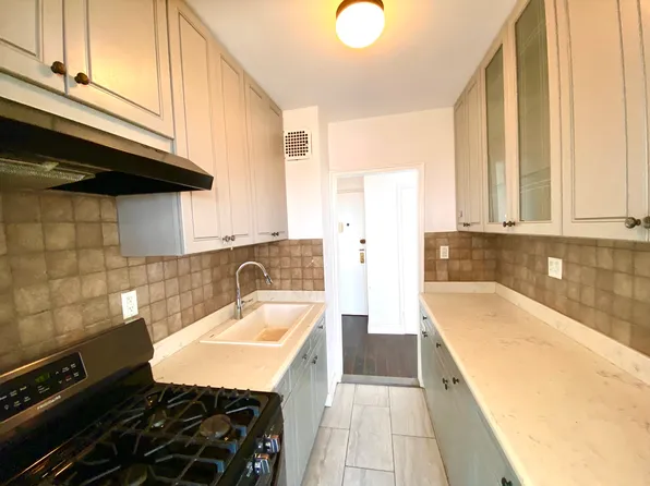 3131 Grand Concourse image 4 of 33