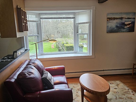 Large bay window, plenty of light, very open and airy
