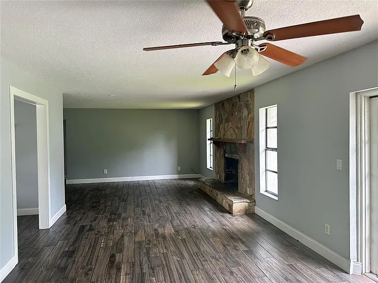 5020 NE 7th St — Photo 2