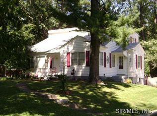 712 Crestwood Dr, Godfrey, IL 62035