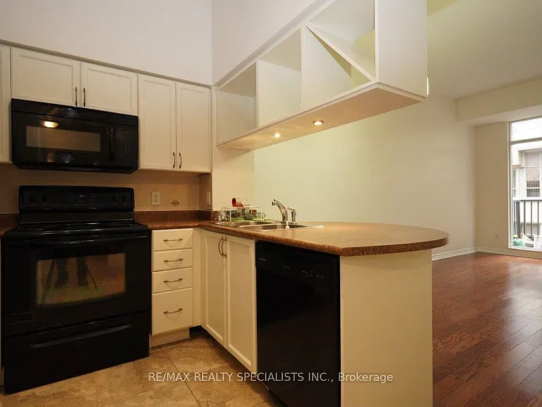 330 Princess Royal Dr #320 — Photo 12
