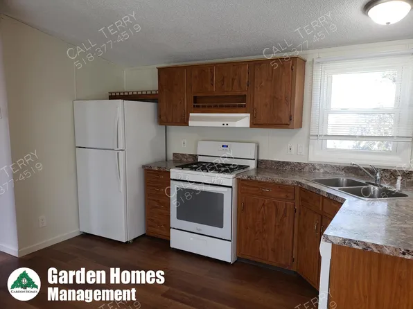 205 Cross Dr, Schenectady, NY 12302