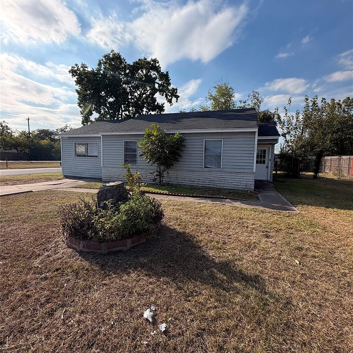 4 bed, 2.0 bath, 1238 sqft, $1,700 — Photo 2