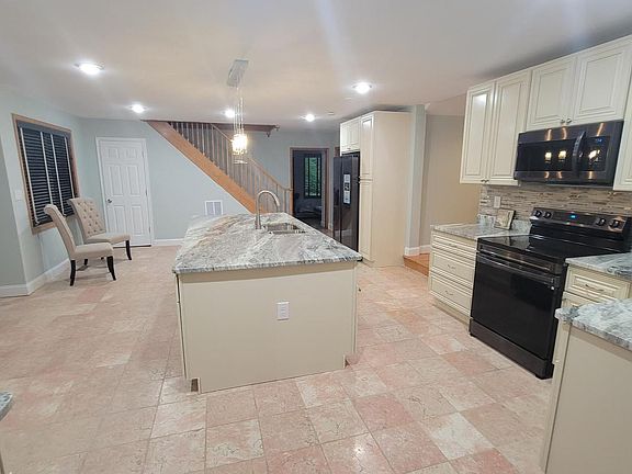2nd image of 2401 Greenleaf Dr