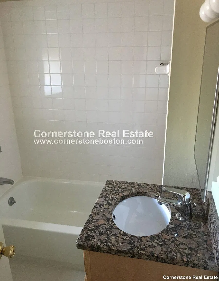 Studio, 400 sqft, $2,620 — Photo 3