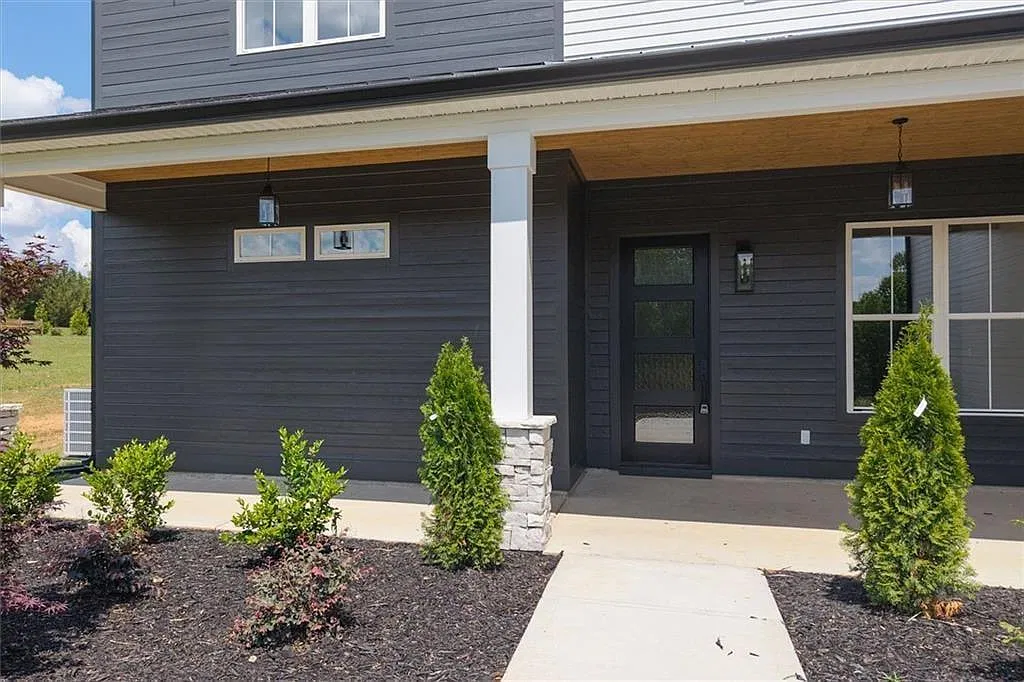 6 bed, 5.5 bath, 4500 sqft, $5,500 — Photo 3