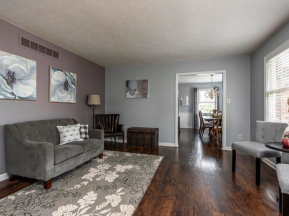 4th image of 204 Hawthorne Dr