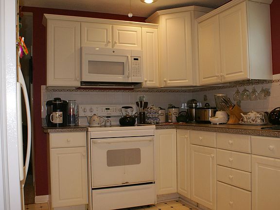 Great custom kitchen !