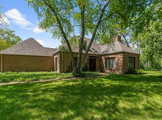 1050 W Acacia Rd, Glendale, WI 53217
