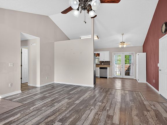 4th image of 205 Horseshoe Ct