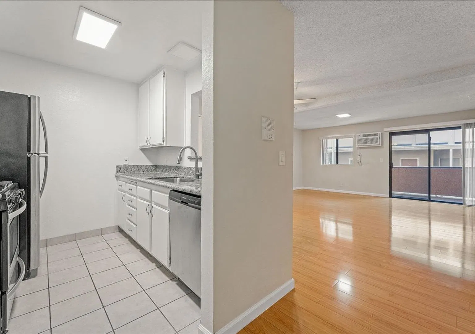 Spacious Two Bedroom Apartment Near DownTown Pasadena! — Photo 3
