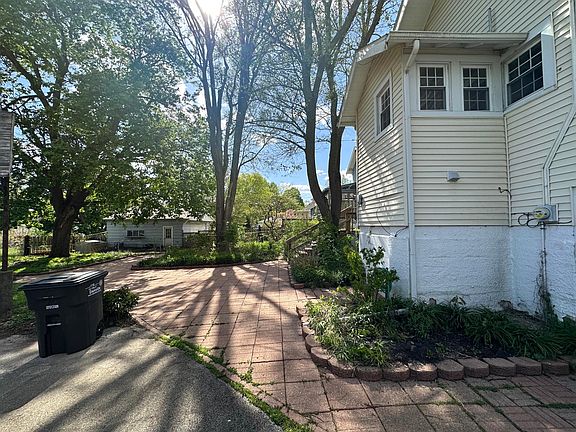 4th image of 136 E Raymond Ave