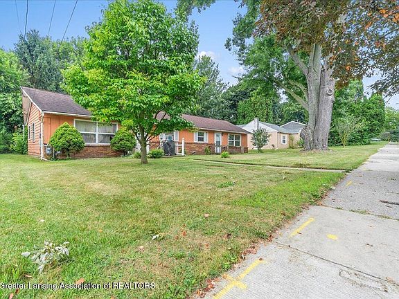 3rd image of 907 Reo Rd