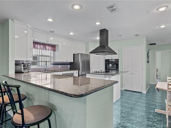 5th image of 3337 Clubview DR