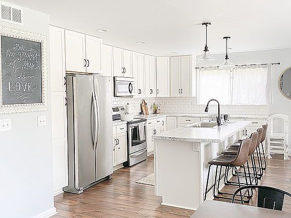 3rd image of 455 N Park Hill Dr