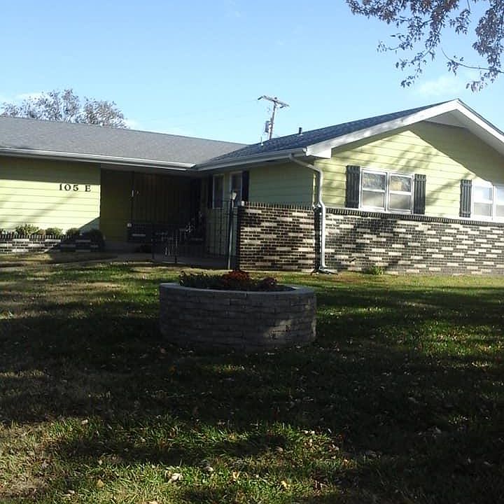 1st image of 105 E Ray Ave