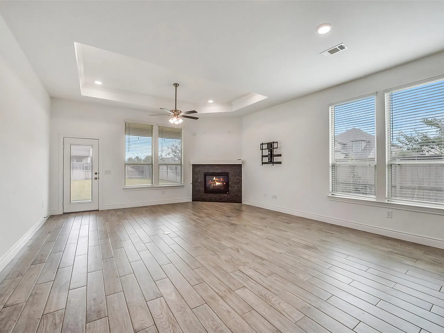4 bed, 2.5 bath, 2414 sqft, $3,150 — Photo 3