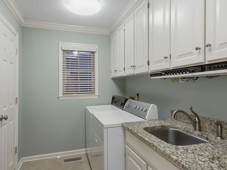 815 Baylor Dr SE — Photo 8