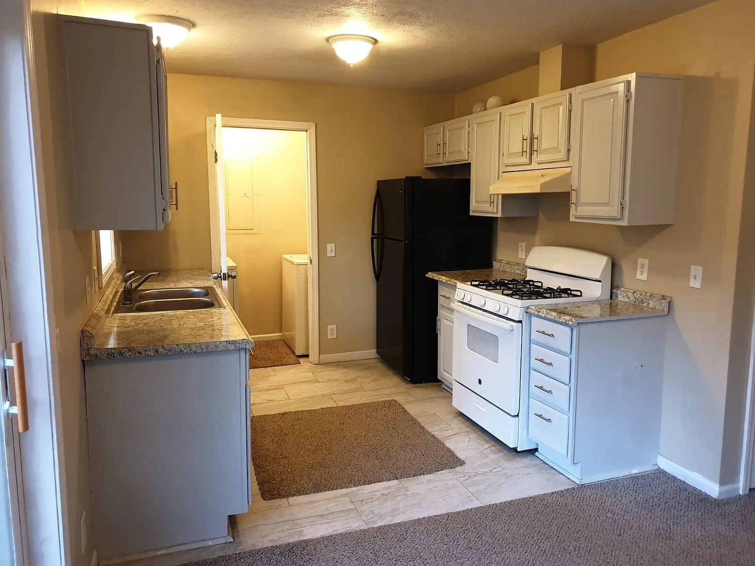 323 E Muir Ave — Photo 4