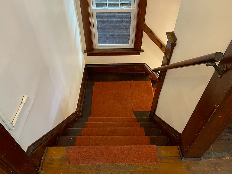 645 W 8th St #B — Photo 3