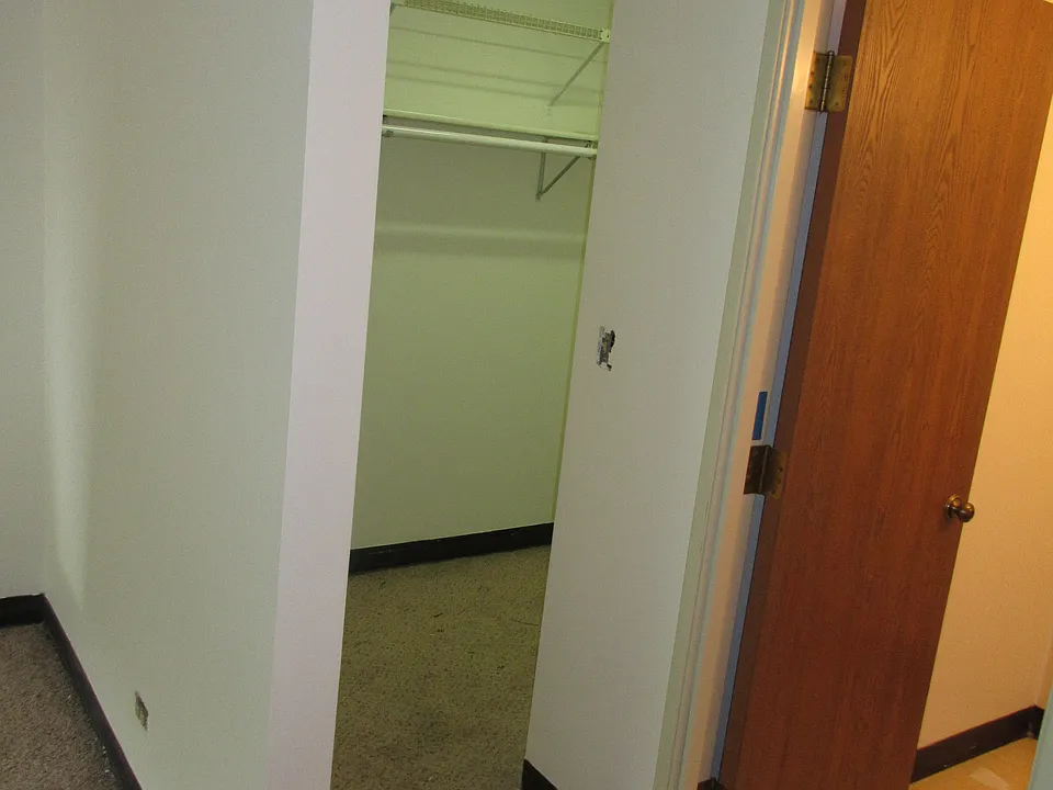 m.b. walk-in closit