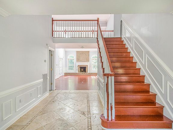 5th image of 6135 Fieldcrest Ct