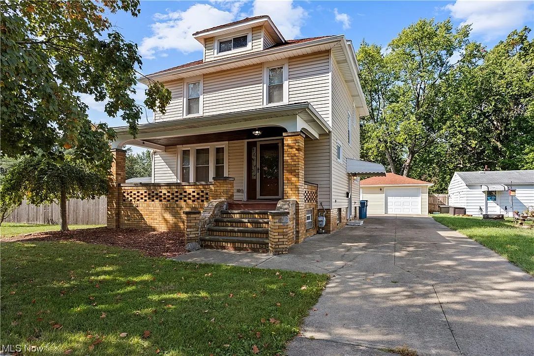2440 Oakdale Ave photo 1