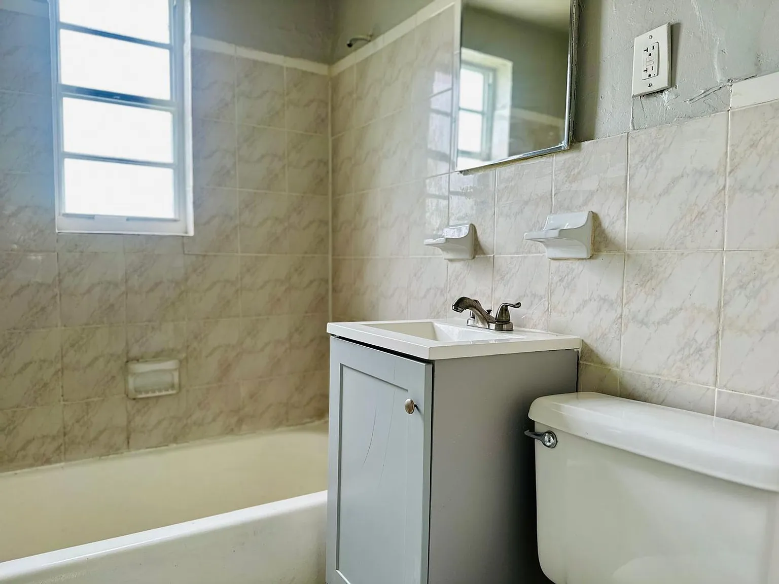 Centrally Located Gated Property Just Outside of Downtown Miami — Photo 2
