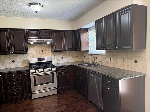 5th image of 4654 Hampton Cir NE
