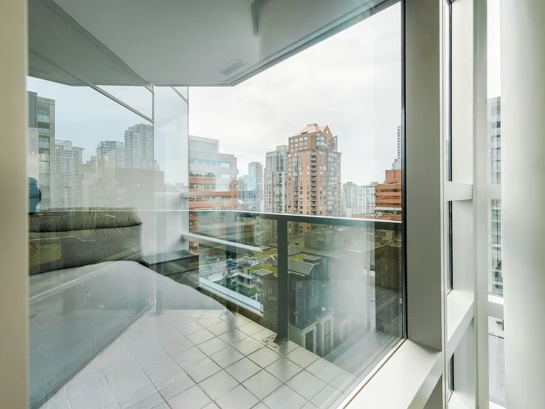 1050 Burrard St — Photo 12