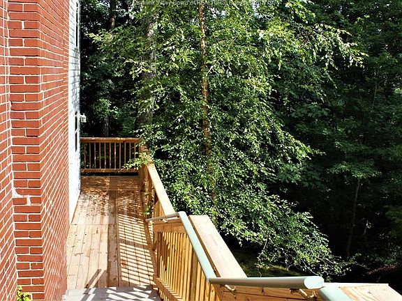 5th image of 929 Woodland Ave SW