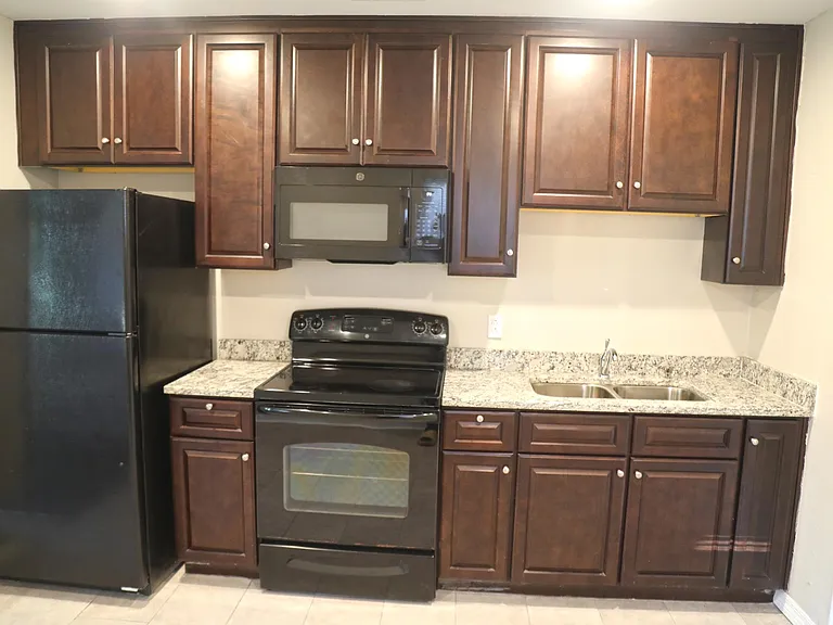 5084 Andrews St — Photo 2