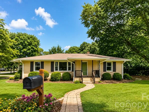 810 Lakeview Dr, Pineville, NC 28134