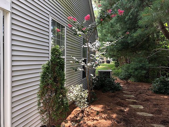4th image of 22 Amberwinds Ct