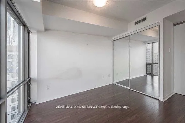37 Grosvenor St #1007 — Photo 6