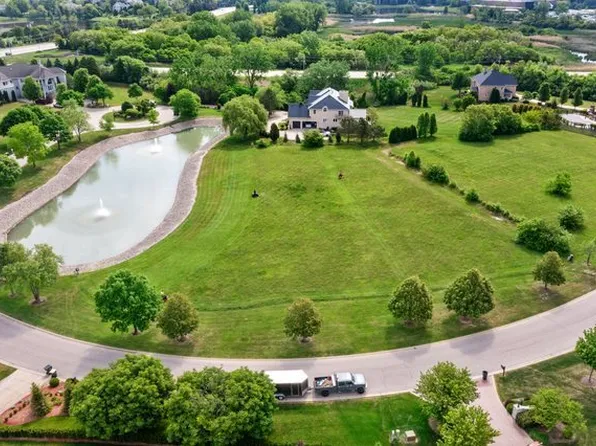 8 Falcon Lakes Dr, South Barrington, IL 60010