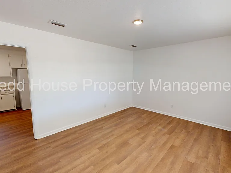 502 Fitzsimmons St — Photo 11