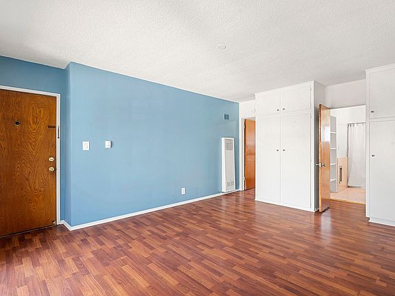 3rd image of 720 S Plymouth Blvd APT 18
