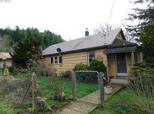1828 Pine St, Myrtle Point, OR 97458