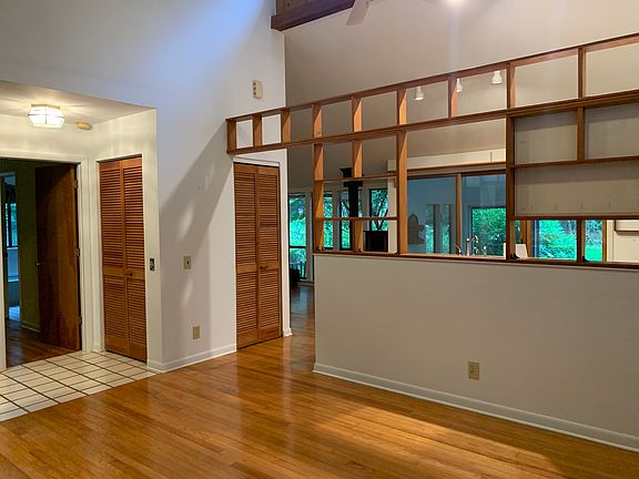 Division between Living room and kitchen