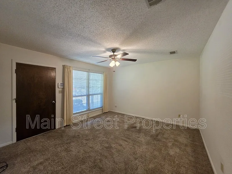 3 bed, 2.0 bath, 1100 sqft, $1,800 — Photo 3