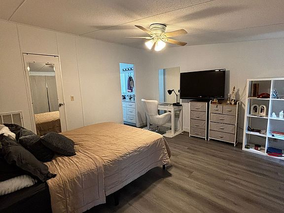 2nd image of 210 NE 51st St