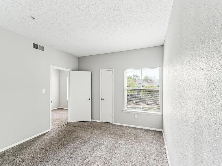 Waterford Creek Apartments — Photo 12