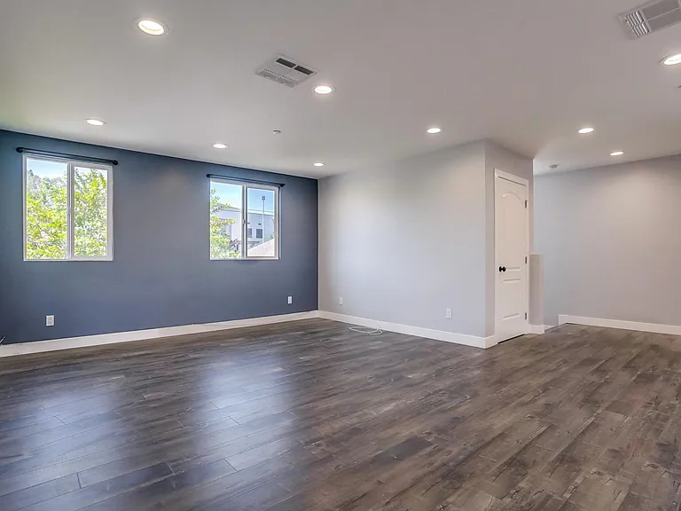 5258 1/2 E Oakland St — Photo 2