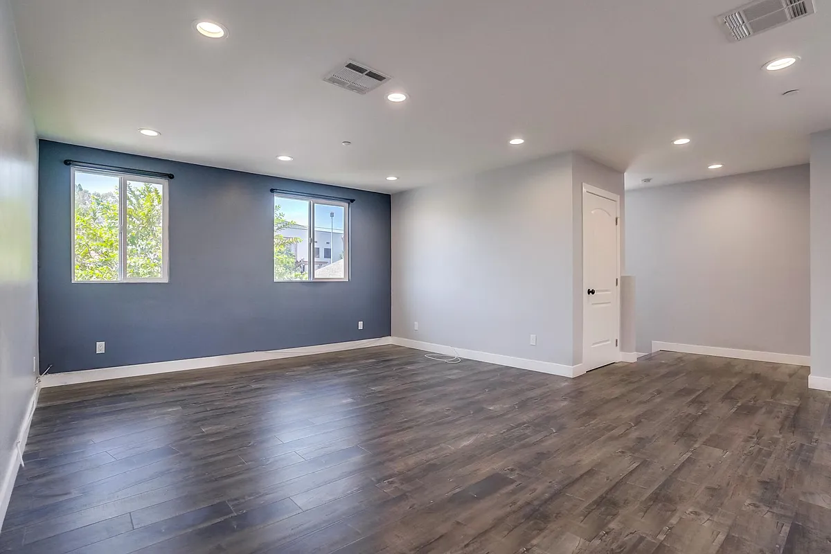 Building Photo - 5258 1/2 E Oakland St
