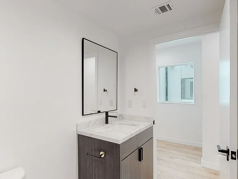 6811 Gloria Ave — Photo 12