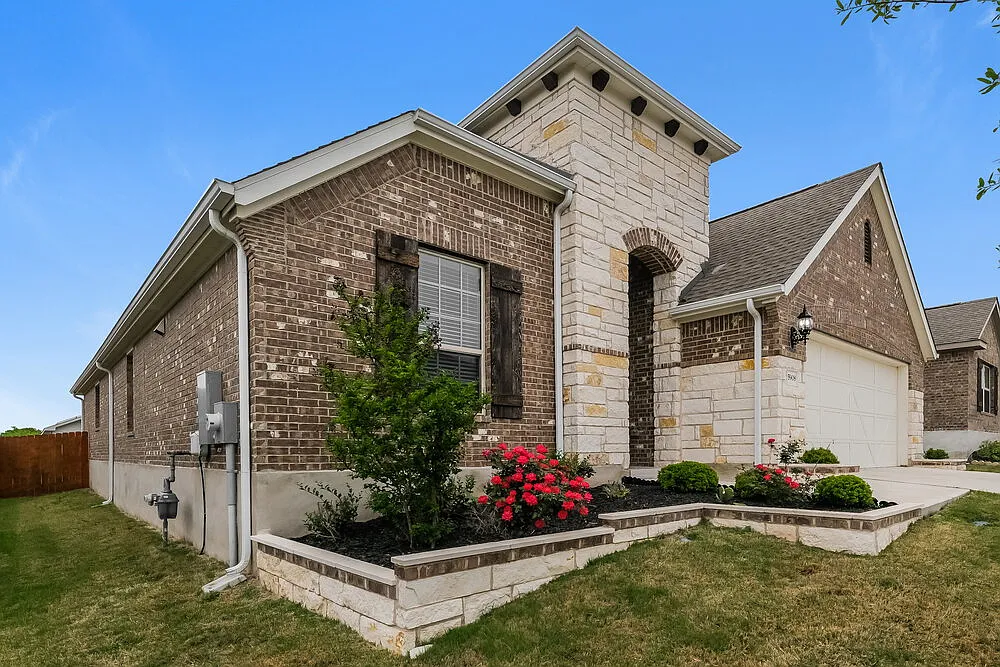 4 bed, 3.0 bath, 1975 sqft, $2,725 — Photo 3